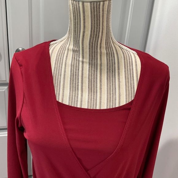 JM Fleurette Scarlet Drape Front Blouse with Gold Accent Piece, Size L, NWOT - Picture 3 of 5